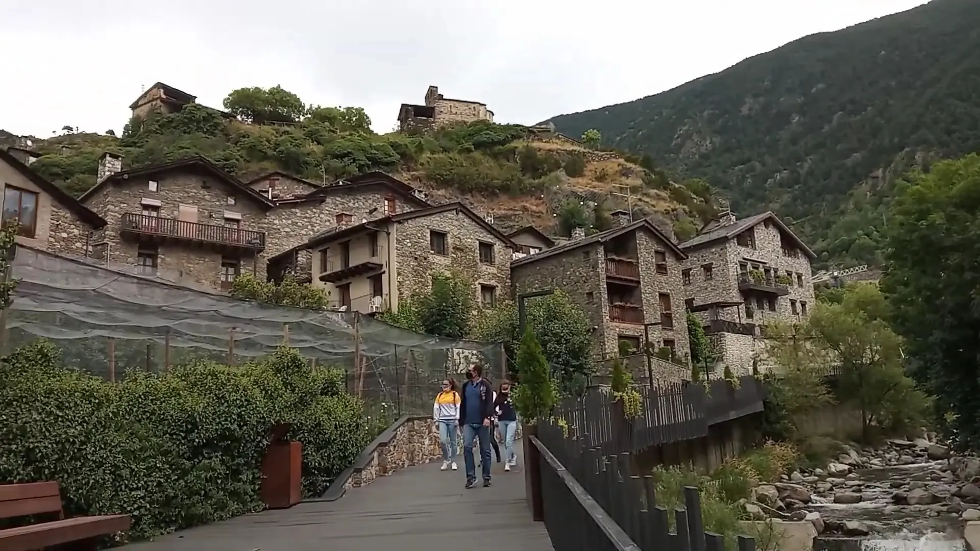 Vista panorámica del pueblo medieval de Les Bons en Andorra