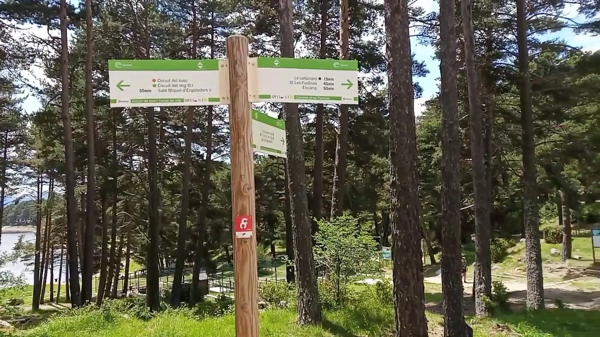 Panneau avec les randonnées au départ du Lac d'Engolasters