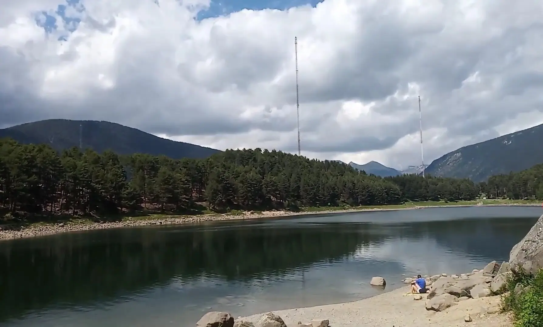 Panorámica del Lago de Engolasters en Encamp, Andorra