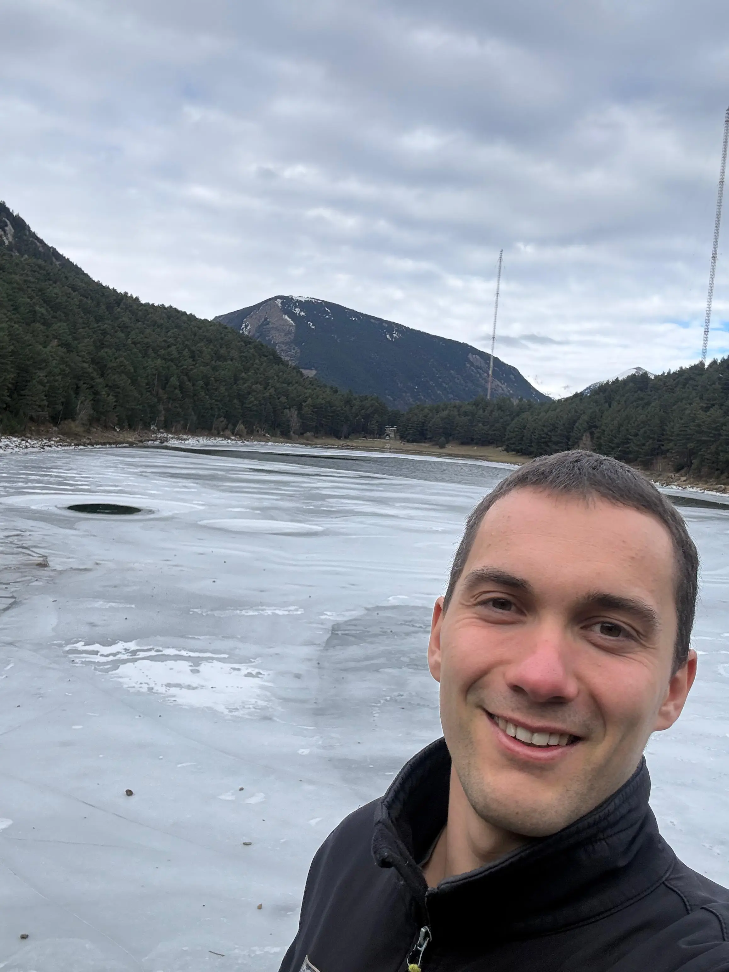 Foto mía en el Lago de Engolasters en invierno