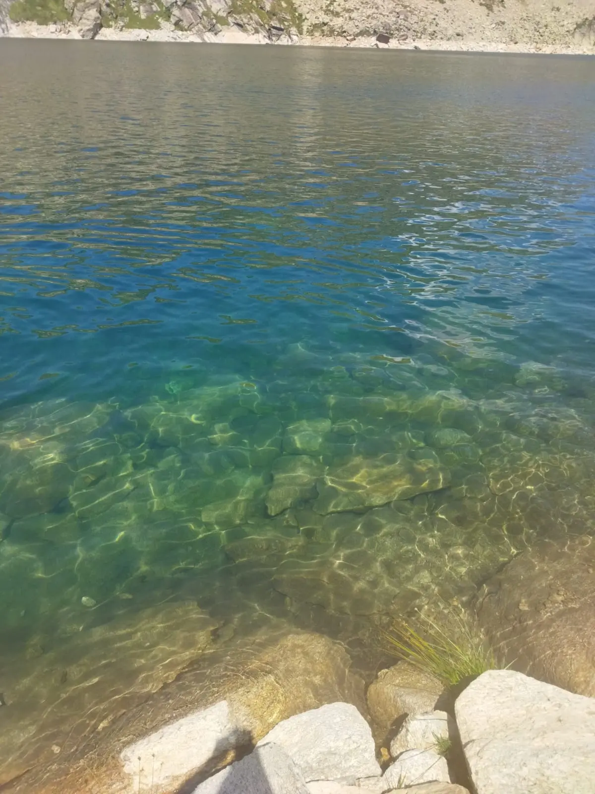 Agua cristalina del Llac de Juclar en Andorra