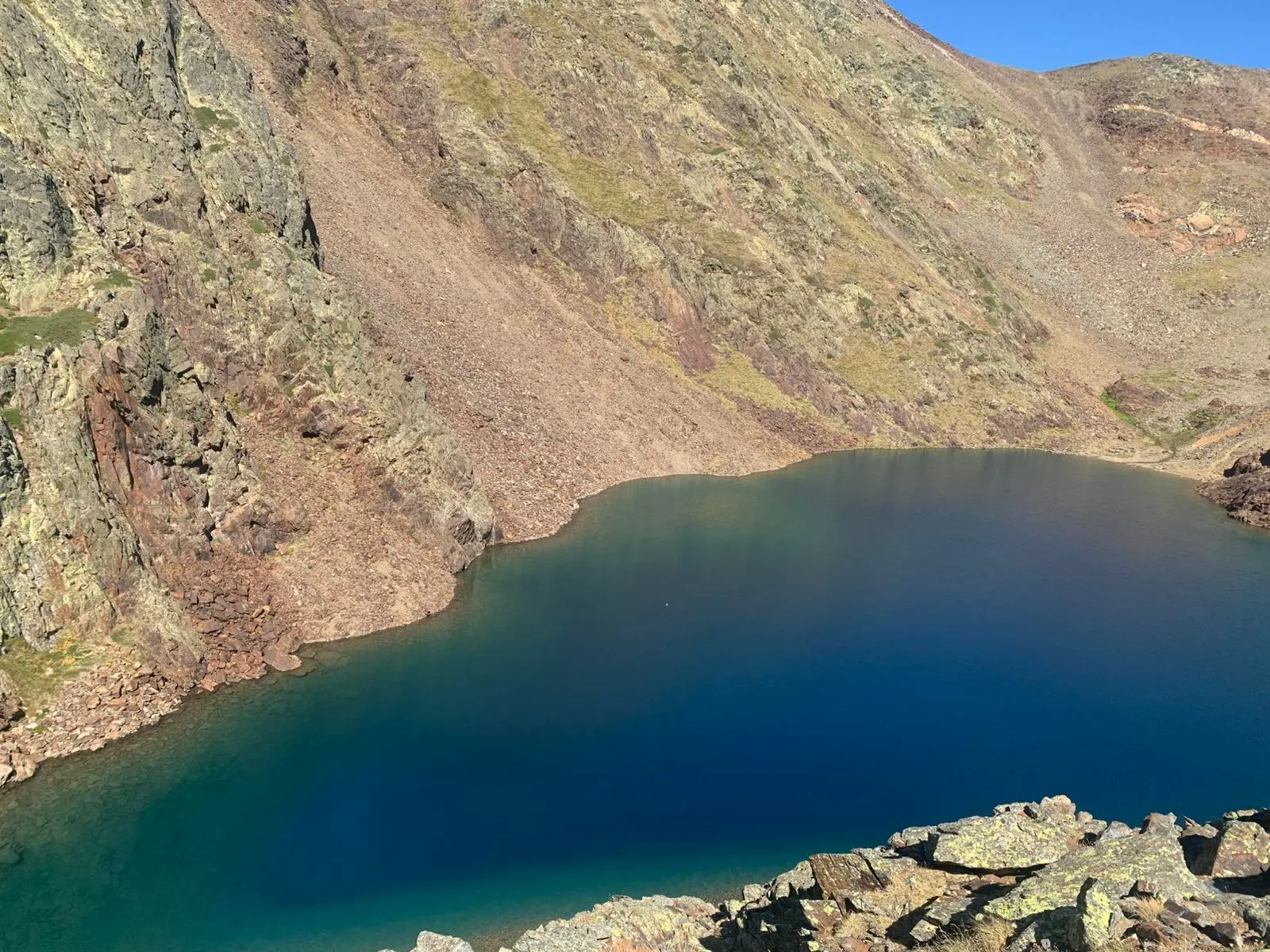 Vista del Llac Negre de Comapedrosa en Arinsal, Andorra