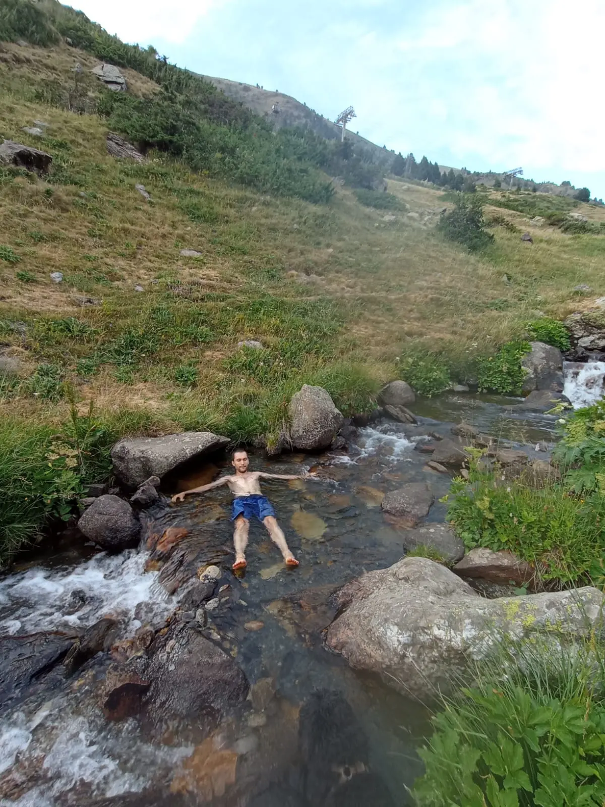 Manuel bañándose en el Riu de les Deveses, en Encamp, Andorra