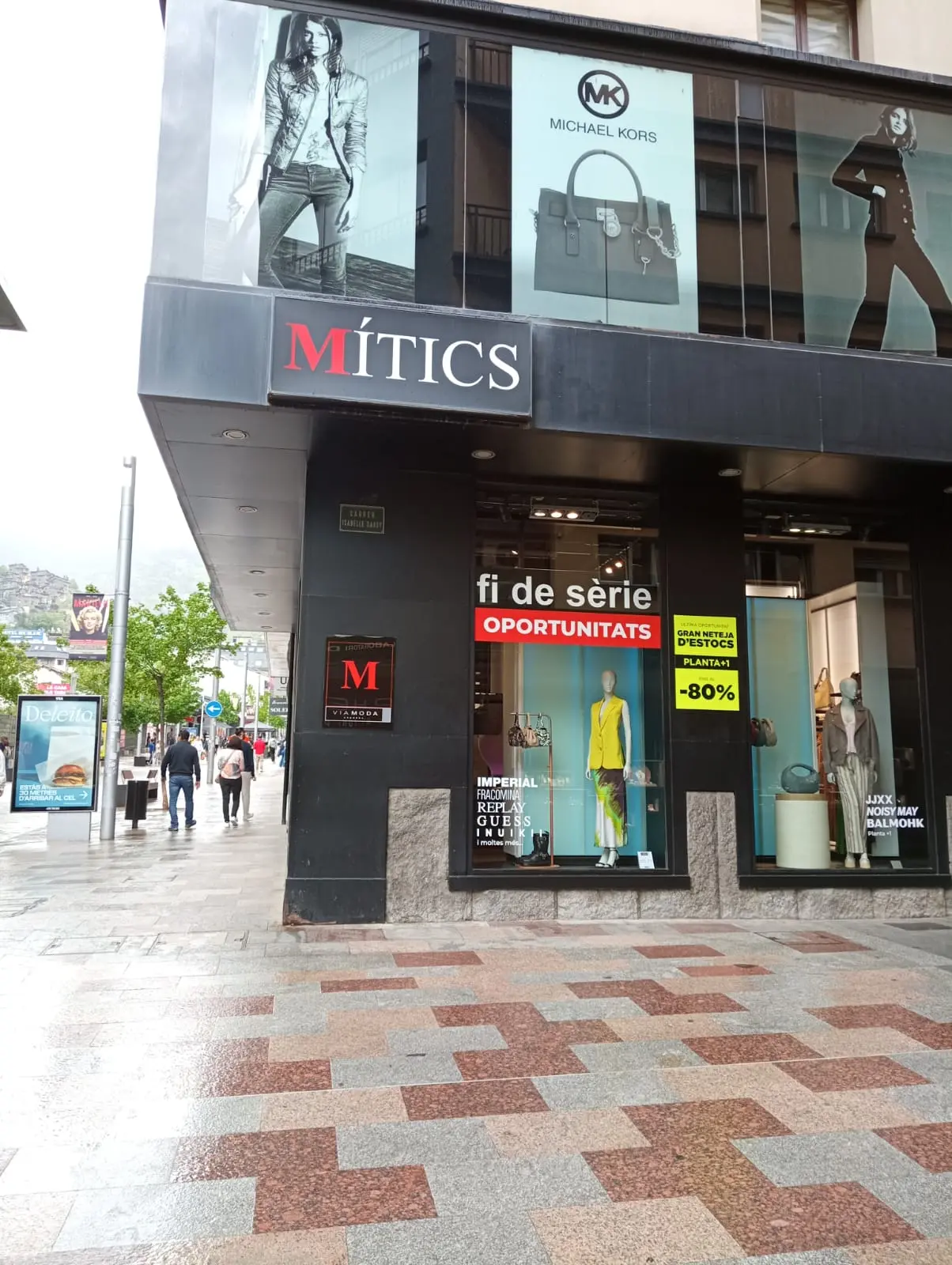 Mítics, tienda con sección outlet en Av. Carlemany, Andorra