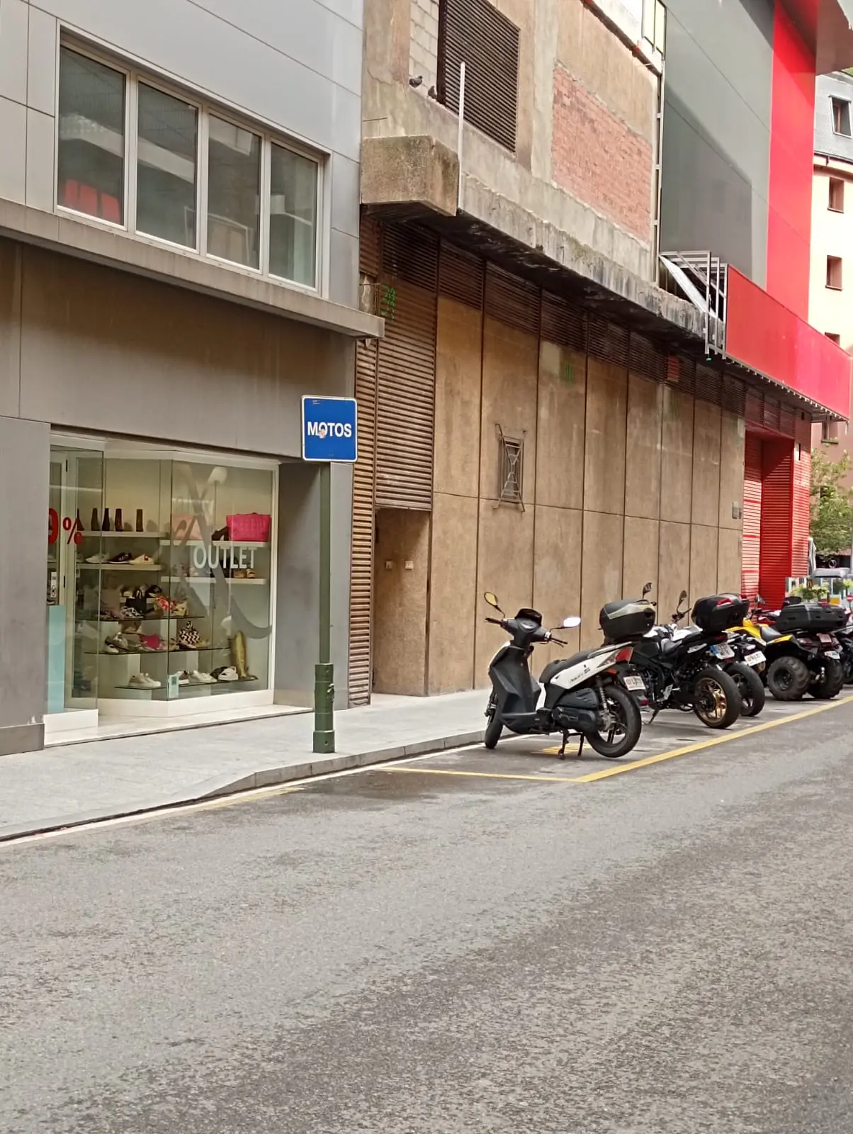 Outlet de zapatos Alex Boutique en la misma calle de Andorra la Vella