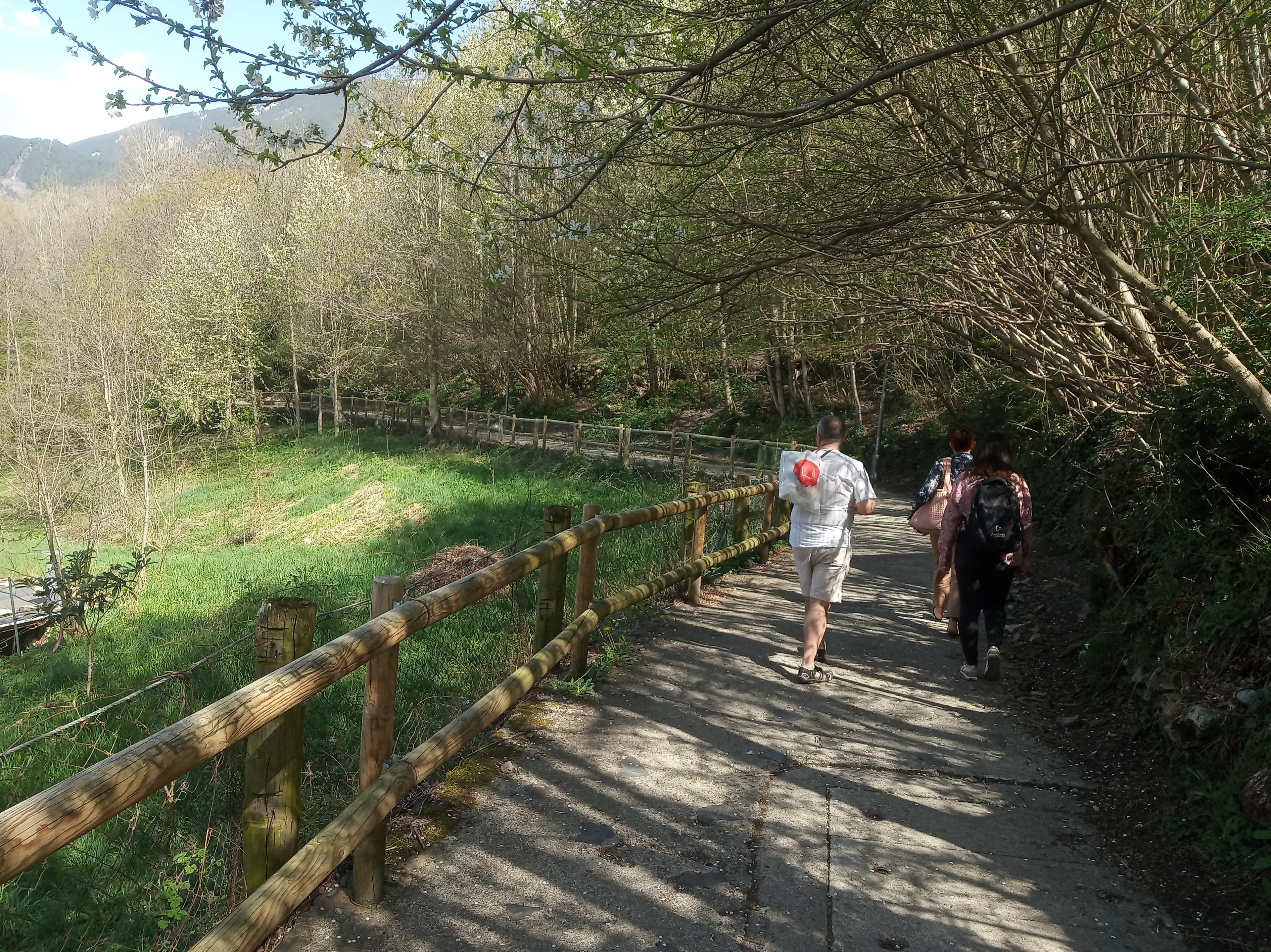 Promenade en famille sur le Rec del Obac avec vue sur la vallée