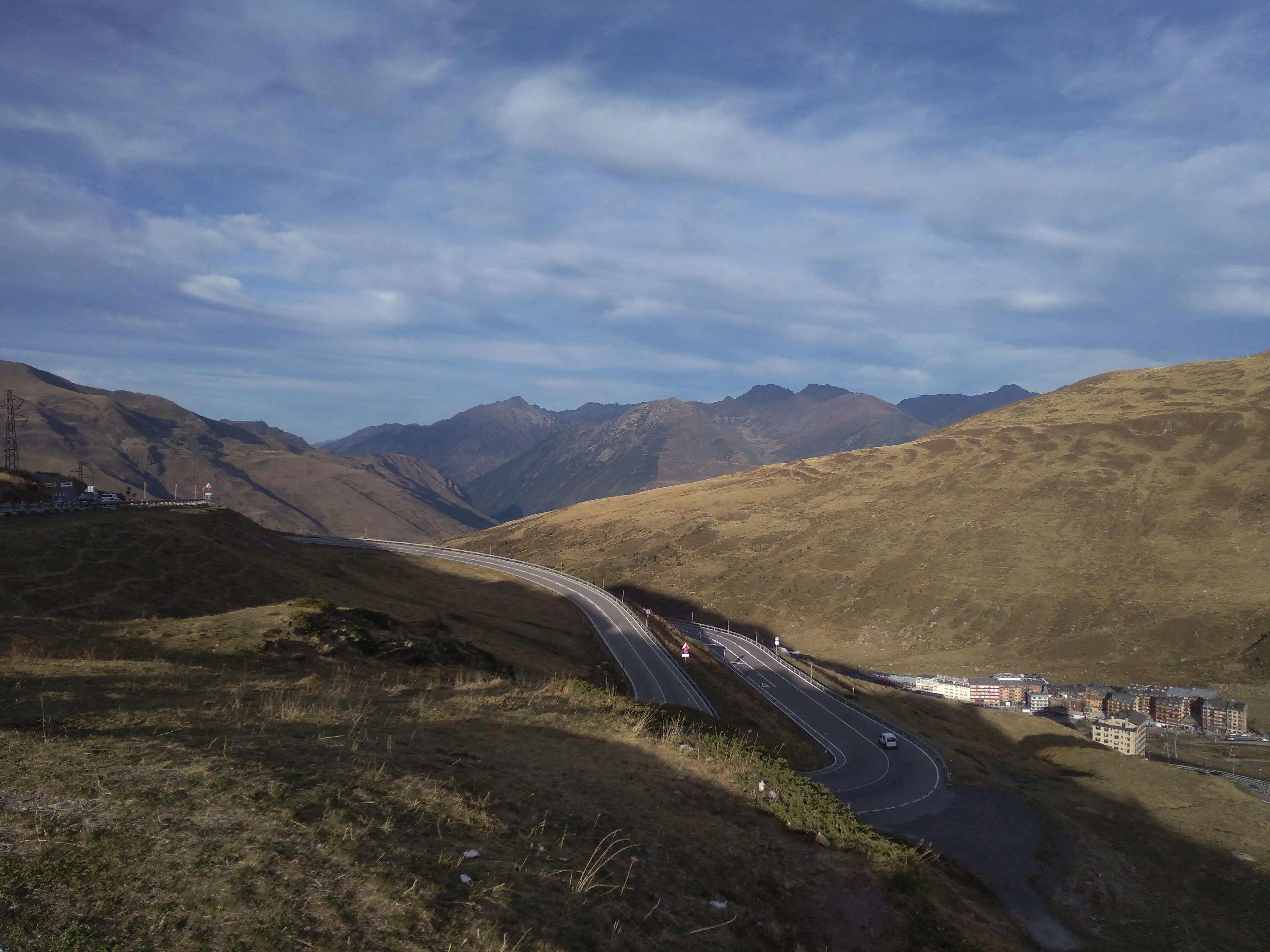 Vista del Port d'Envalira con la carretera del puerto