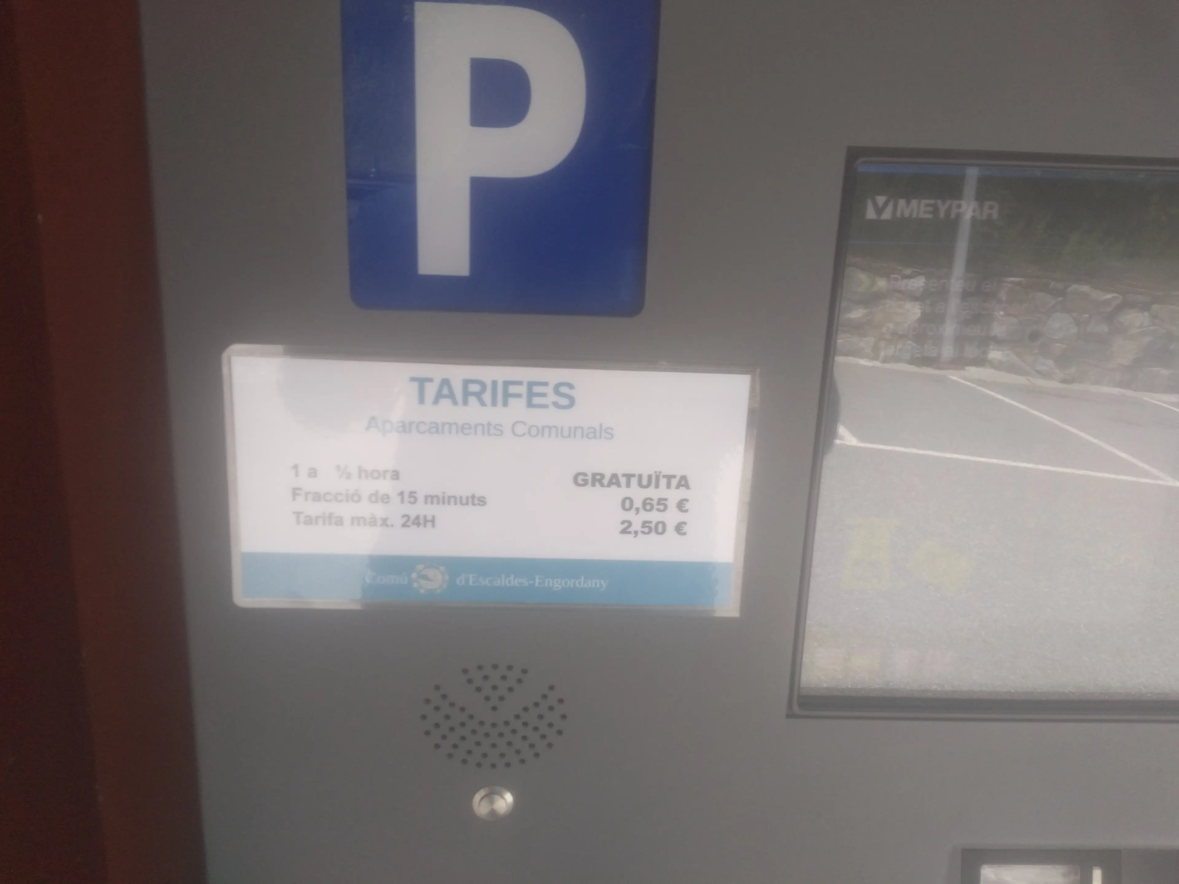 Panneau avec les prix du Parking Madriu : 2,50€ par jour, première demi-heure gratuite
