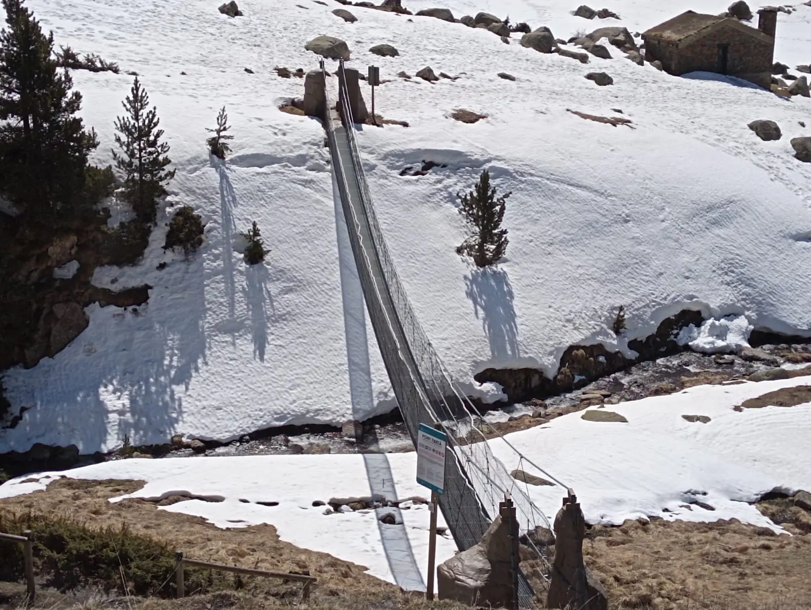 Pont tibétain d'Encamp traversant la rivière au milieu de la forêt