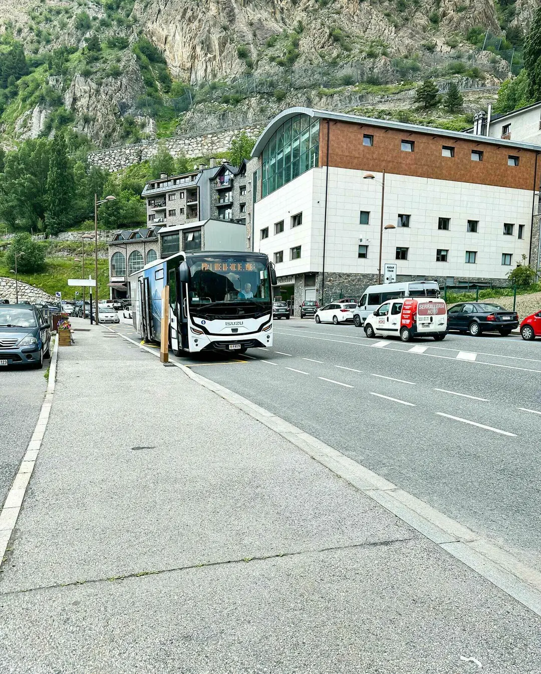 Arrêt de bus vers le Pont Tibétain - vue 2