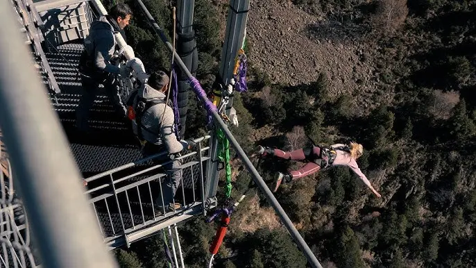 Saut à l'élastique dans l'environnement du Pont Tibétain
