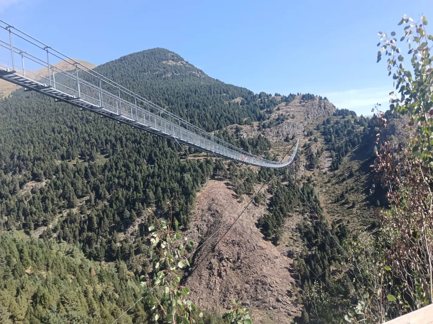 Pont tibétain maintenu par des câbles en acier