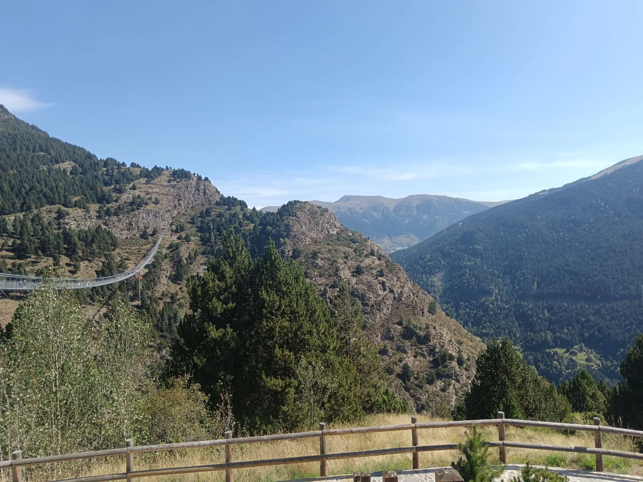 Pont tibétain et la montagne à côté