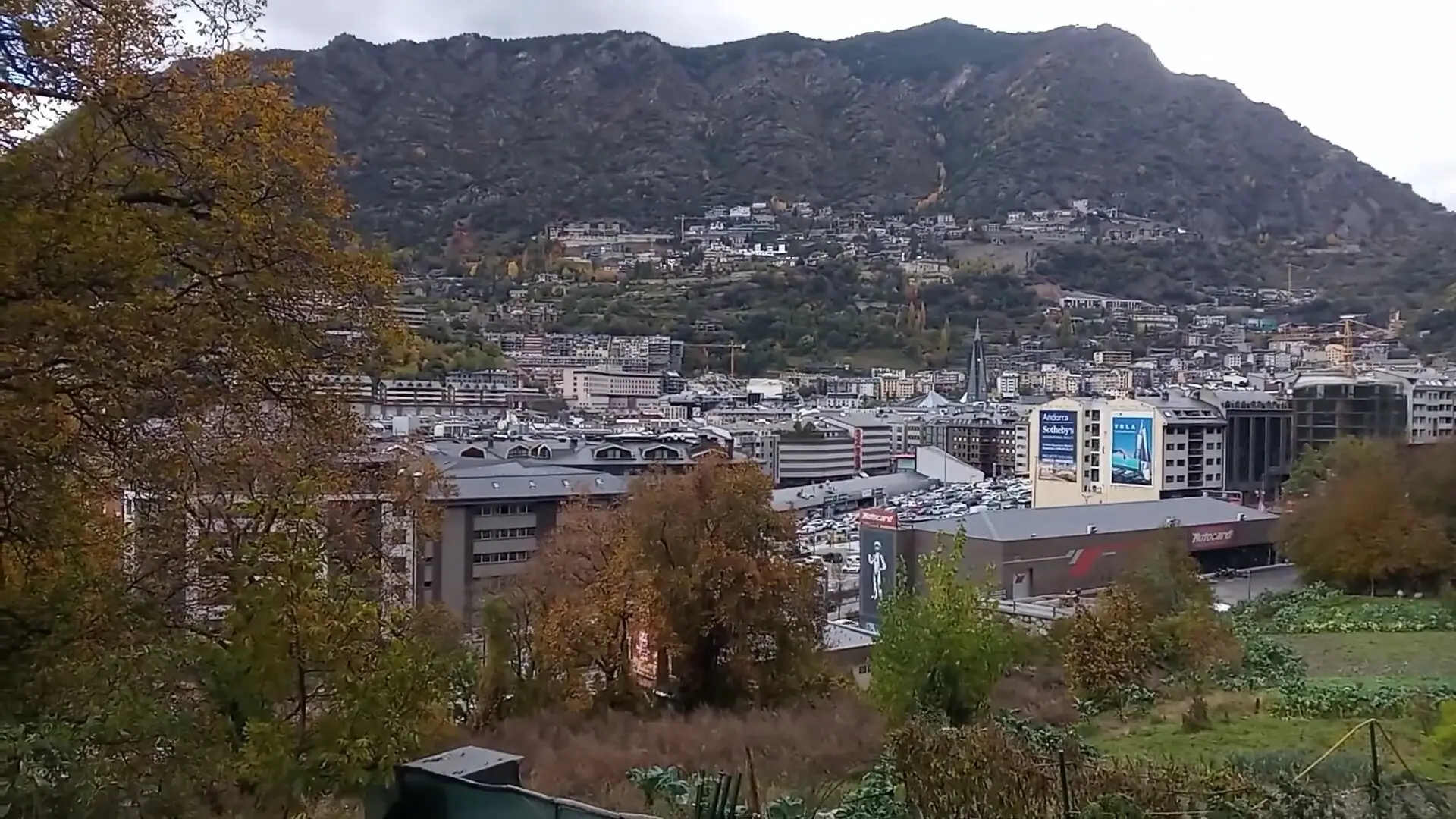 Vues larges de la vallée depuis l'Obac
