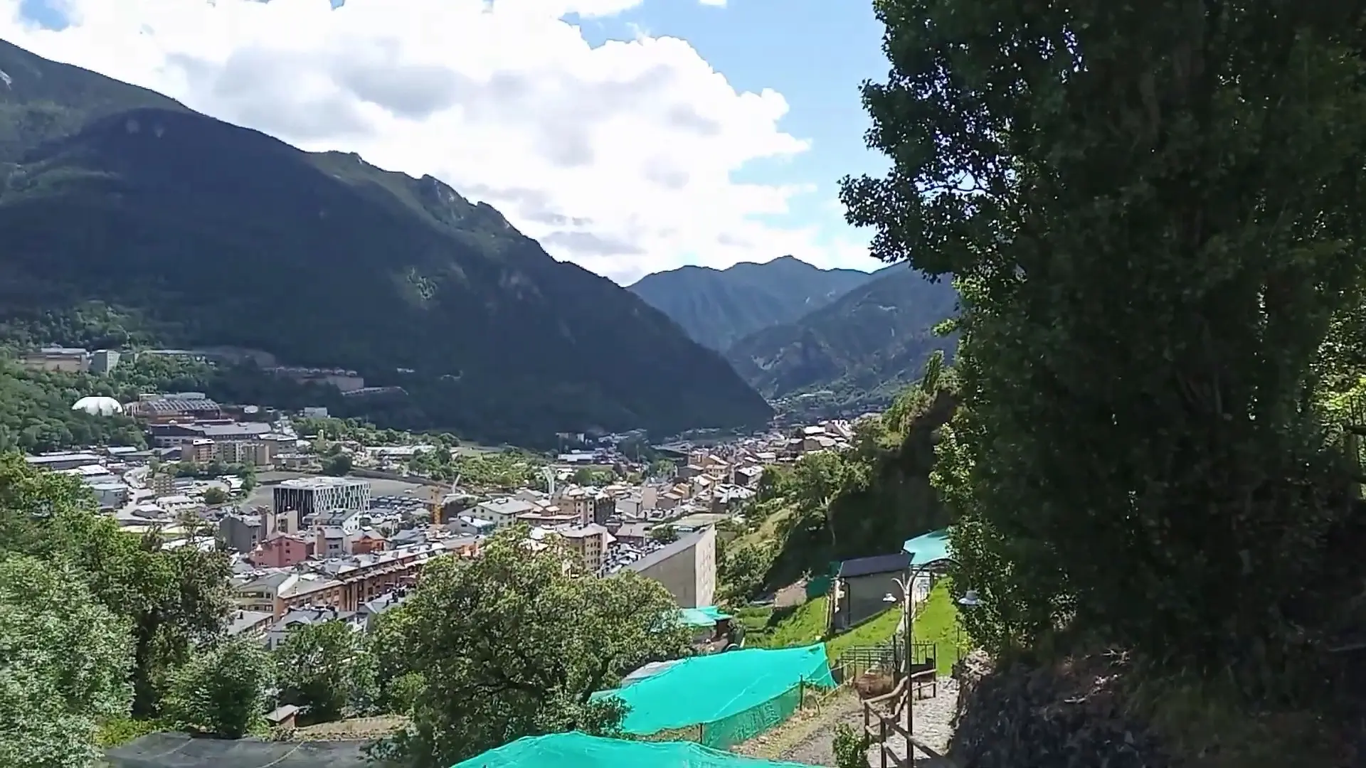 Vista del centro de Andorra la Vella desde el Rec del Solà