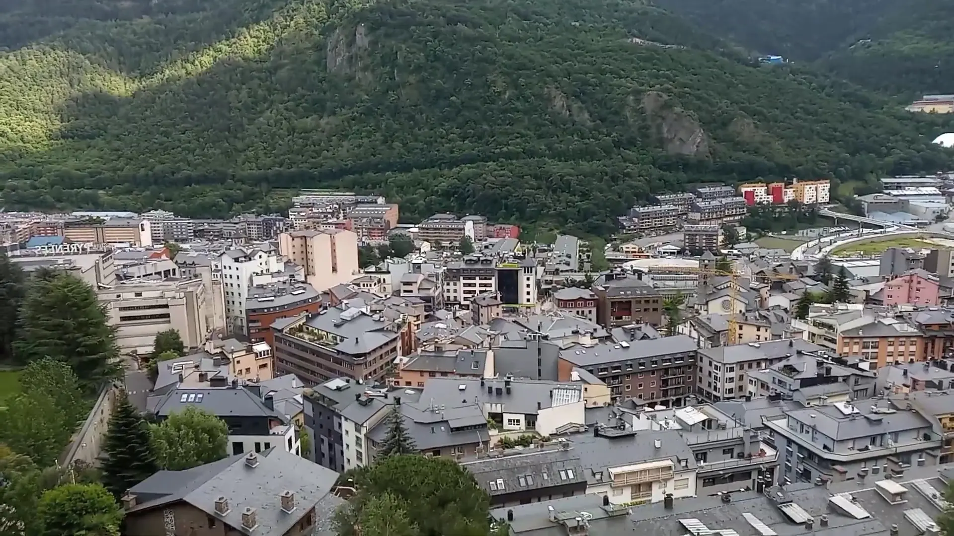 Vista de los tejados de Andorra la Vella desde el Rec del Solà
