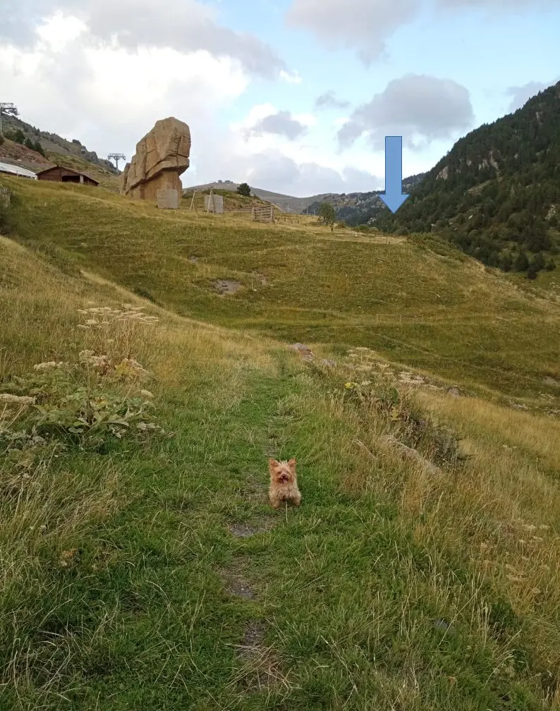 Rocódromo con flecha indicando dirección al puente tibetano de Encamp