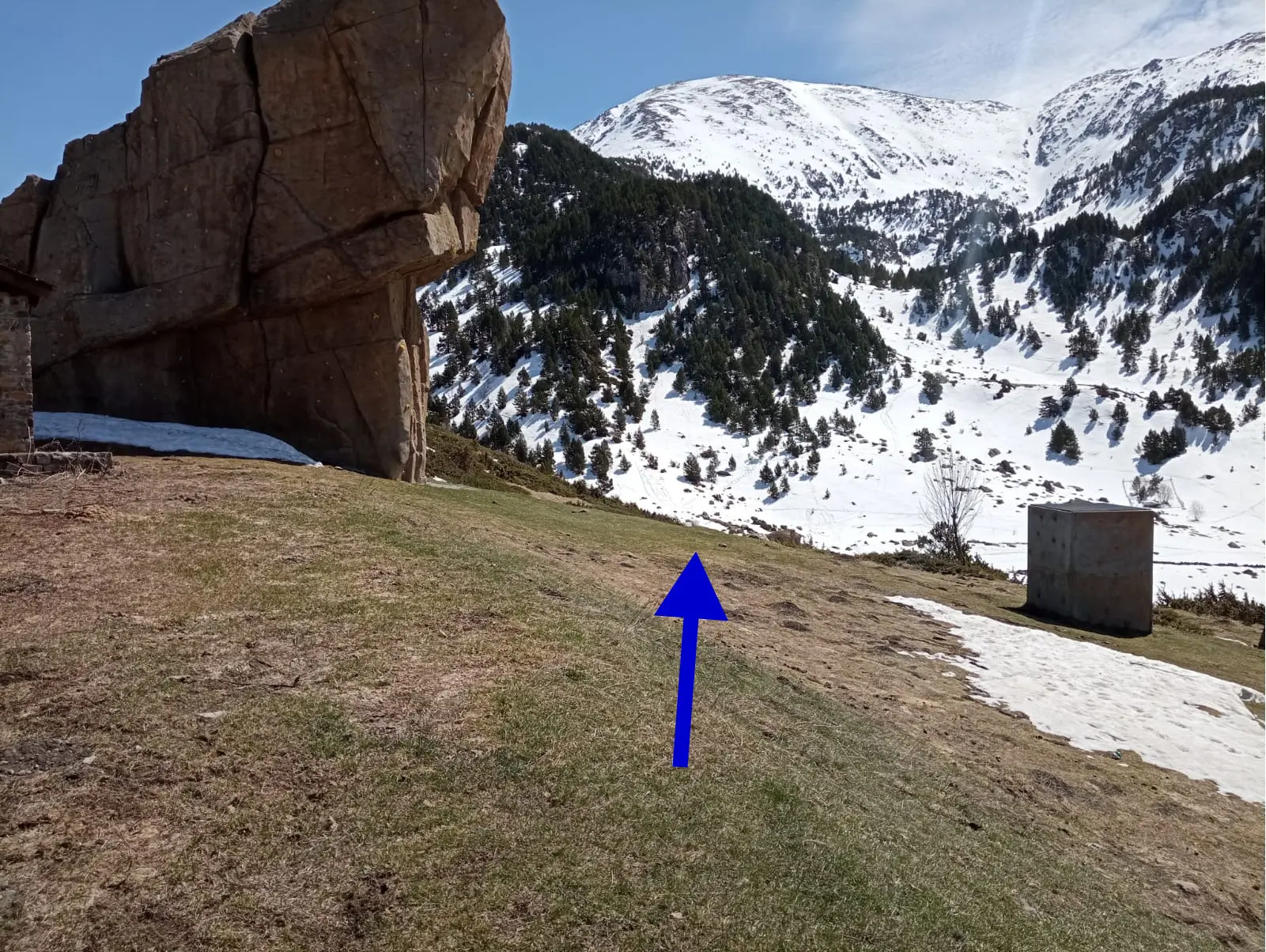 Rocódromo con flecha indicando dirección al puente tibetano de Encamp