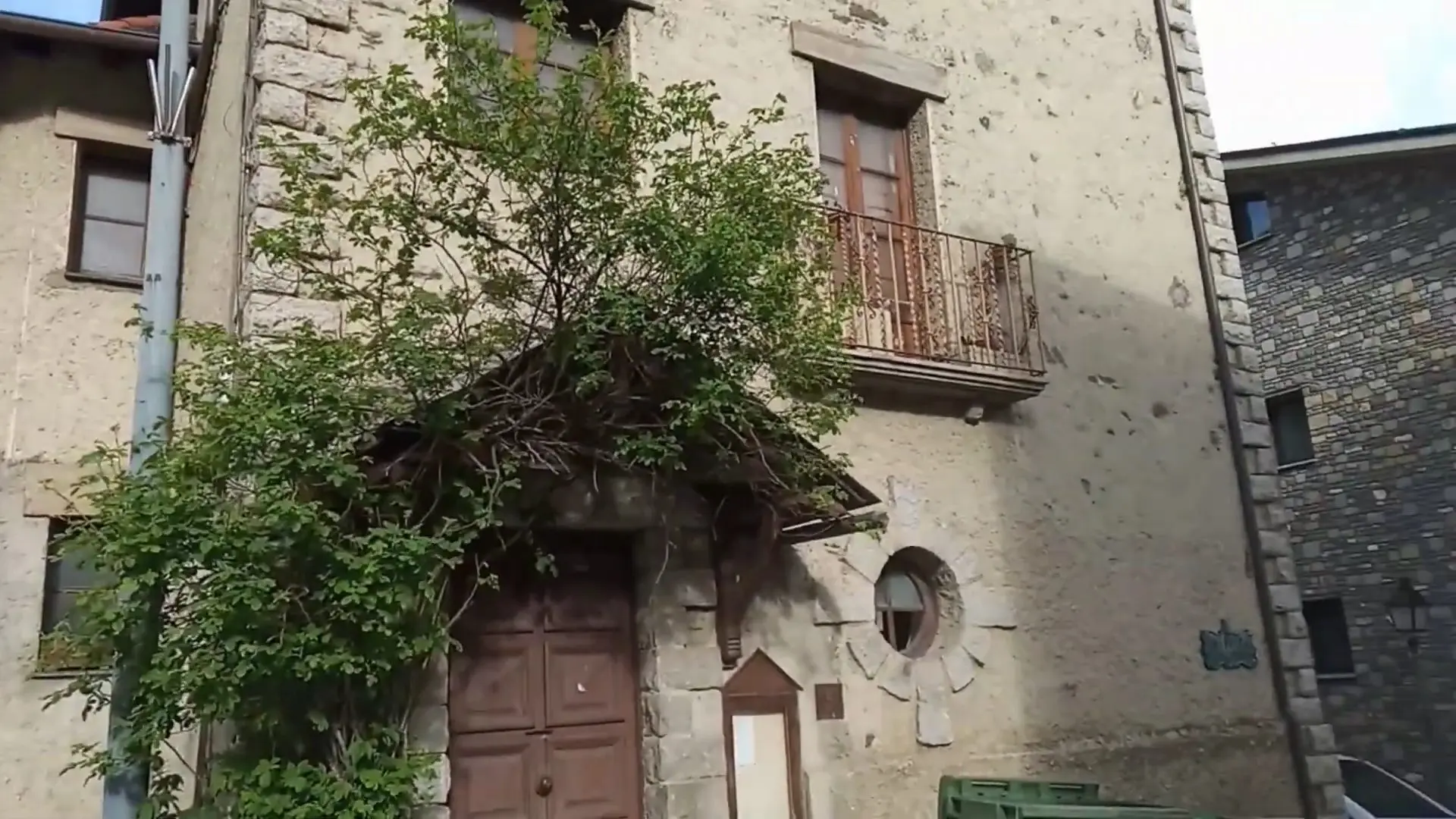 Old house with a bush in Sispony