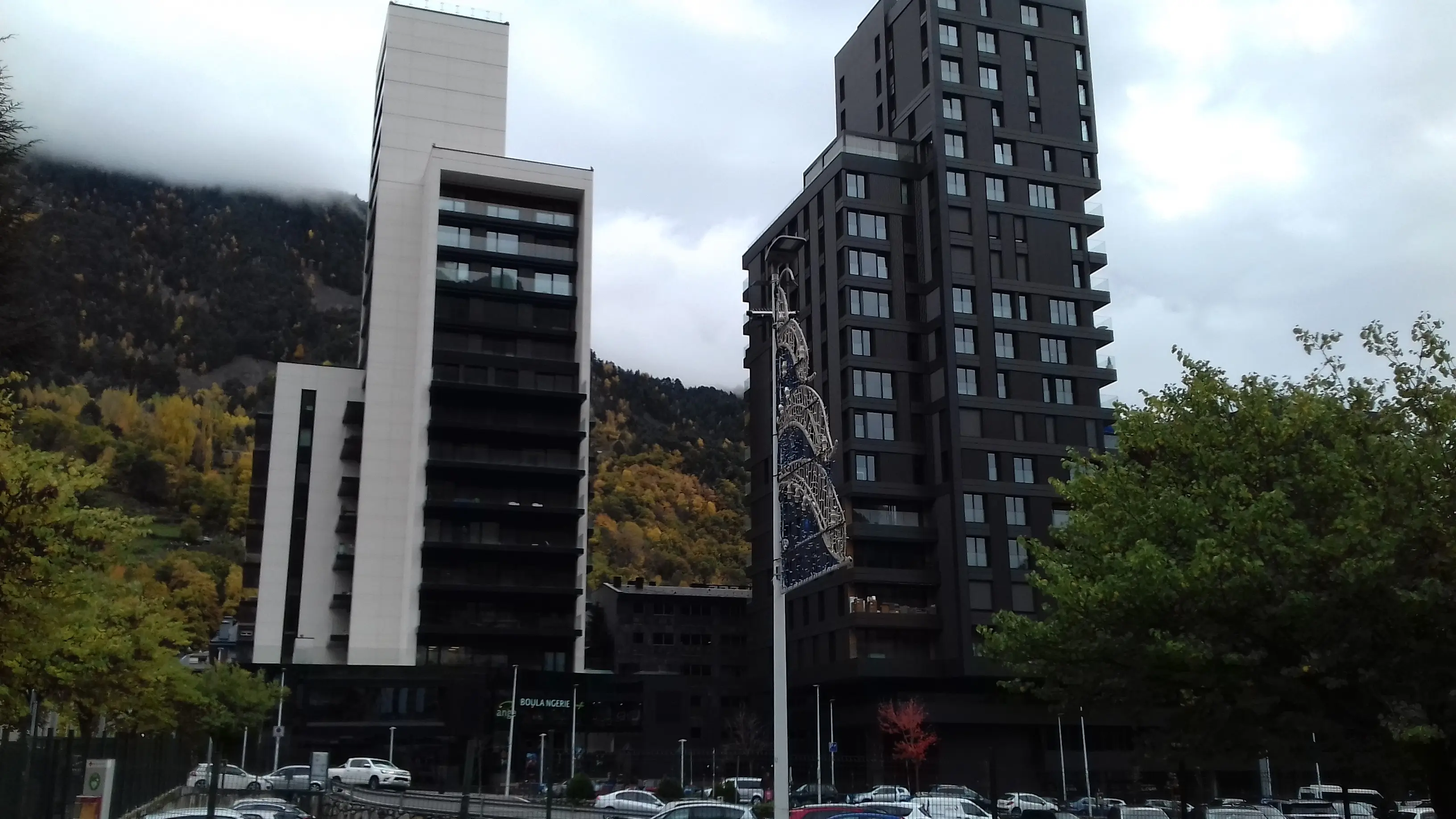 Vista de Andorra con montañas al fondo
