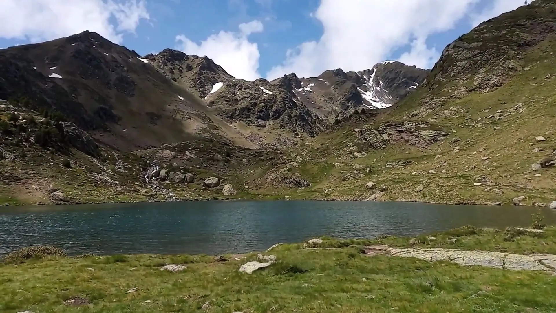 Vista del Lago de Tristaina entre las montañas