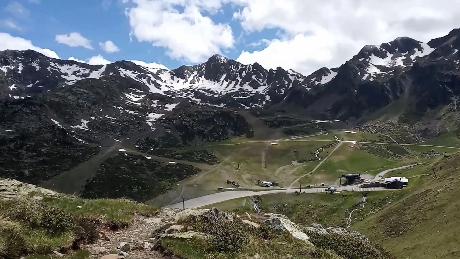 Vistas de la carretera y del telecabina desde la ruta hacia los lagos