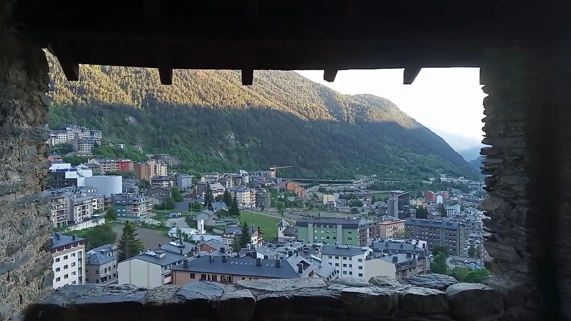 Vues depuis le parvis de Sant Romà de les Bons